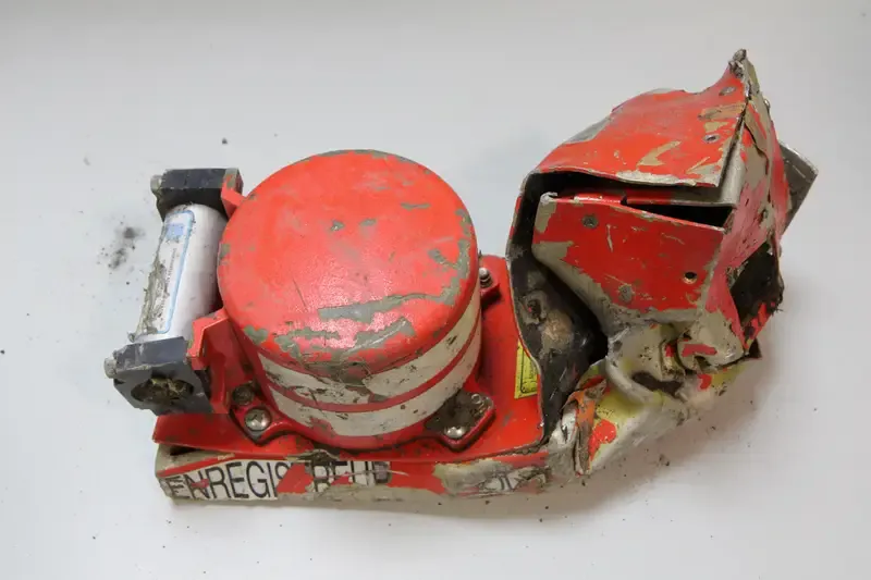 How Black Boxes Survive Crashes