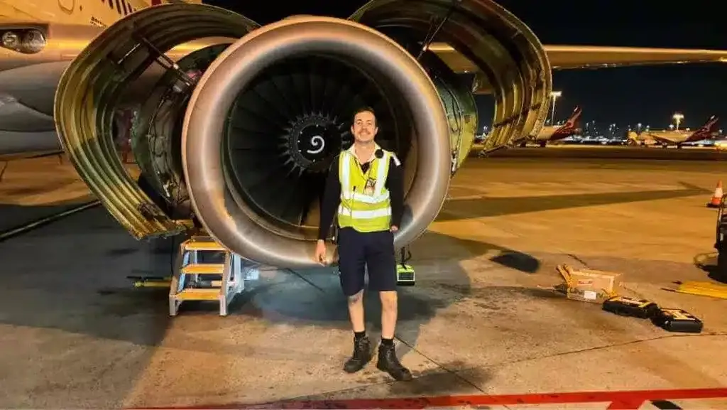 Team of Qantas maintenance engineers and technicians