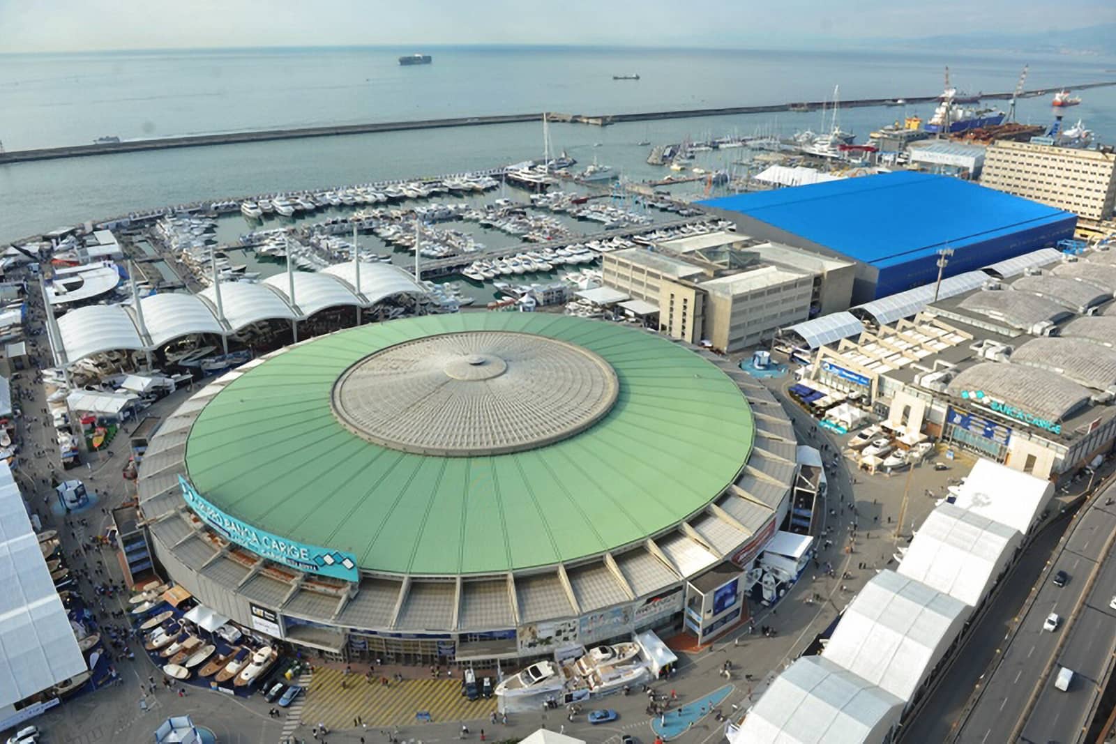 Fiera di Genova, con al centro il Palasport e, più avanti, il Padiglione Blu.