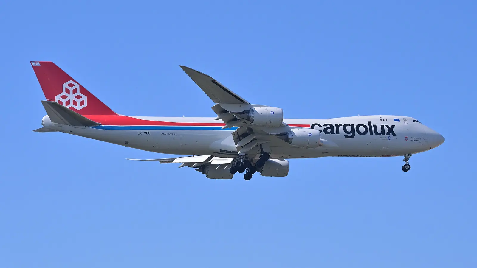 Air Freight vs. Sea Freight: Cost-Benefit Analysis for Businesses
