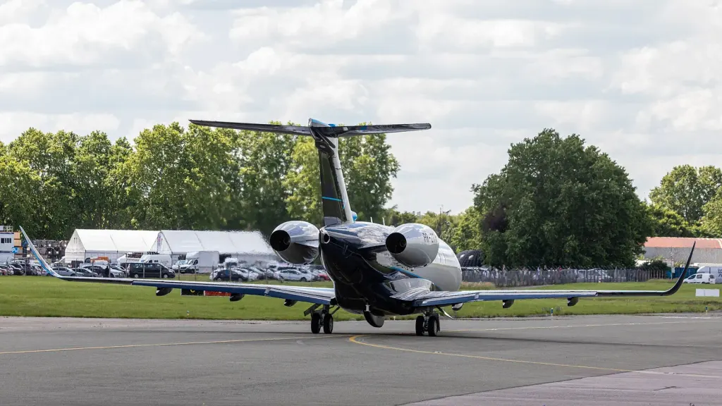 8 Best Private Jet Companies in Paris – Luxury Flights to the City of Light