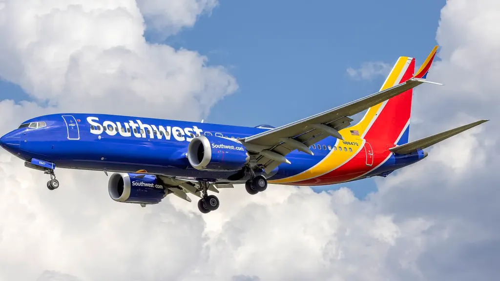 The Evolution of Boeing 737 Cockpit Design: How Southwest Airlines Shaped Aviation's Most Popular Aircraft