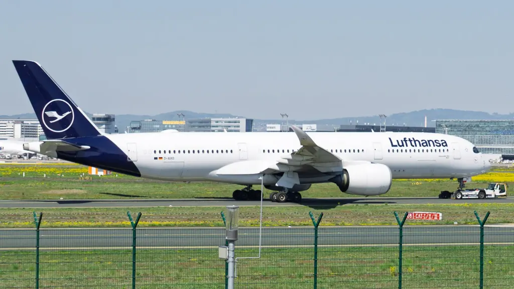 Lufthansa Pilots Launch 2-Day Strike, Cabin Crew Action May Follow