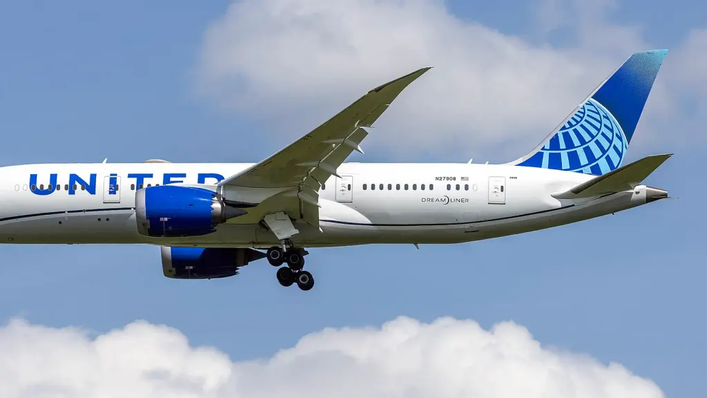 United Airlines CEO Reportedly Proposed American Airlines Merger, Raising Competition Concerns