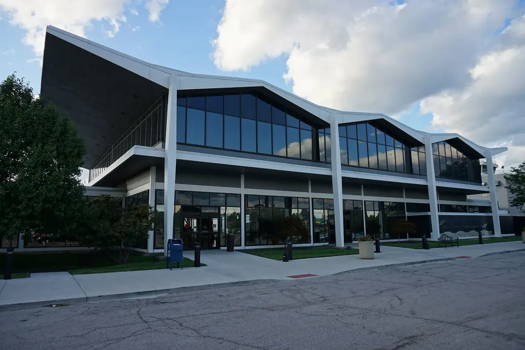 Signature Cleveland, Cleveland Burke Lakefront Airport (KBKL)