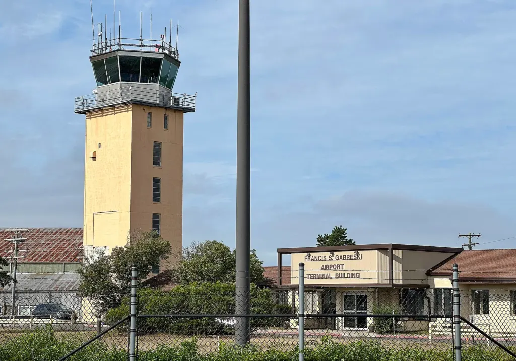 Signature Westhampton, Francis S. Gabreski Airport (KFOK)