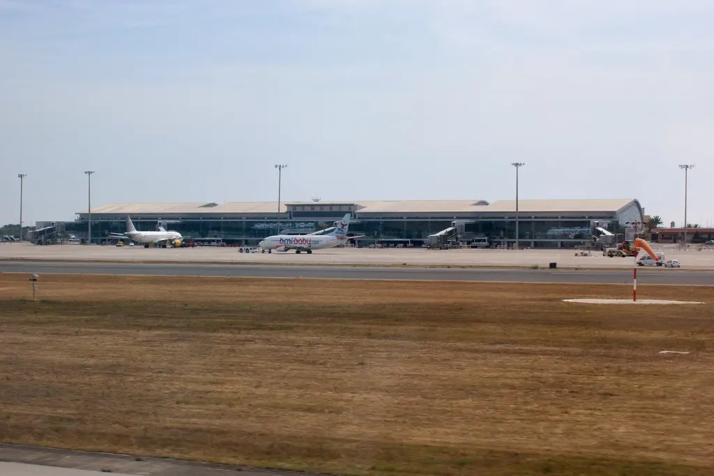 Universal Aviation Menorca, Menorca Airport (LEMH): photo 1