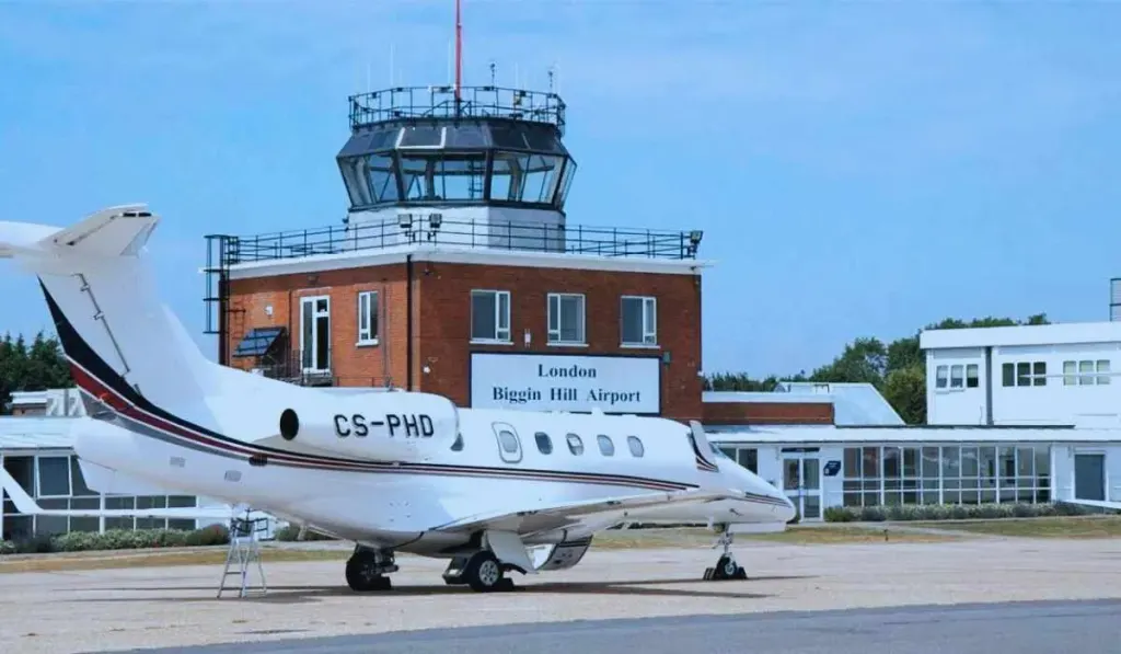 London Biggin Hill Airport: photo 1