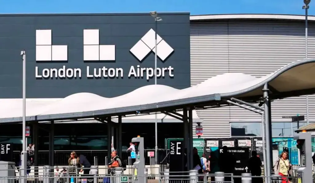 London Luton Airport: photo 1