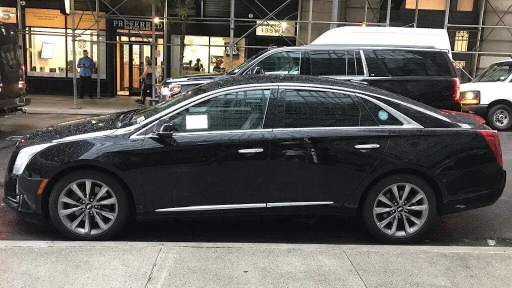LUXE Black Car: photo 1