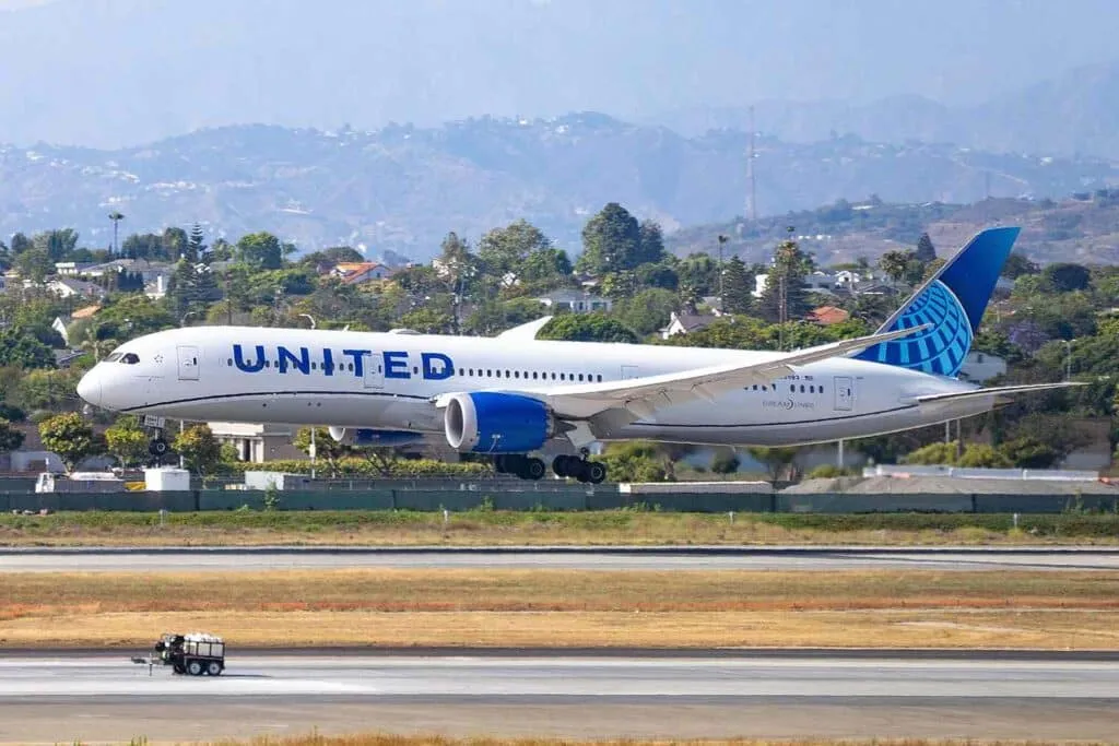 United Airlines Boeing 787 during takeoff