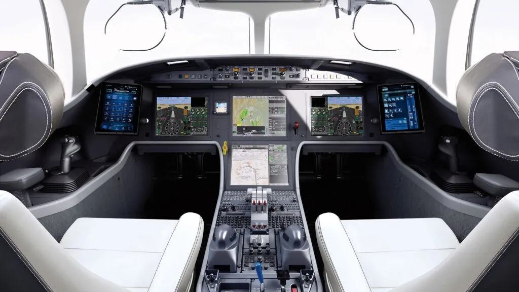 Dassault Falcon 8X advanced flight deck