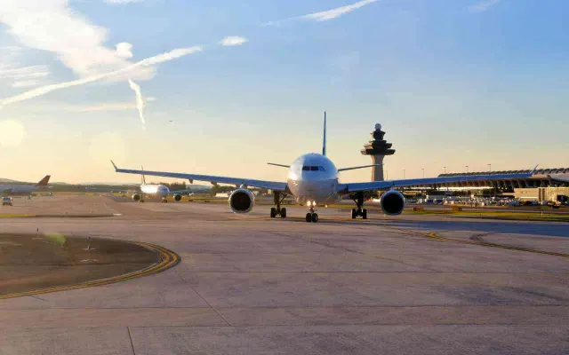 London Gatwick Airport: photo 1