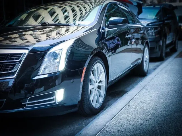 LUXE Black Car: photo 2