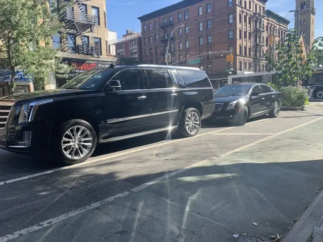 LUXE Black Car: photo 3