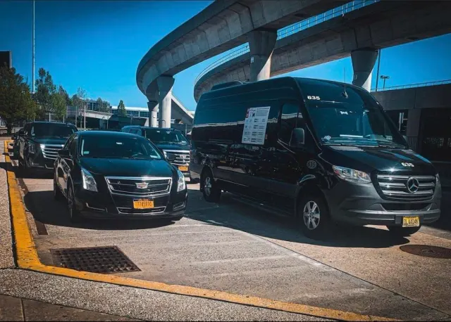 LUXE Black Car: photo 4