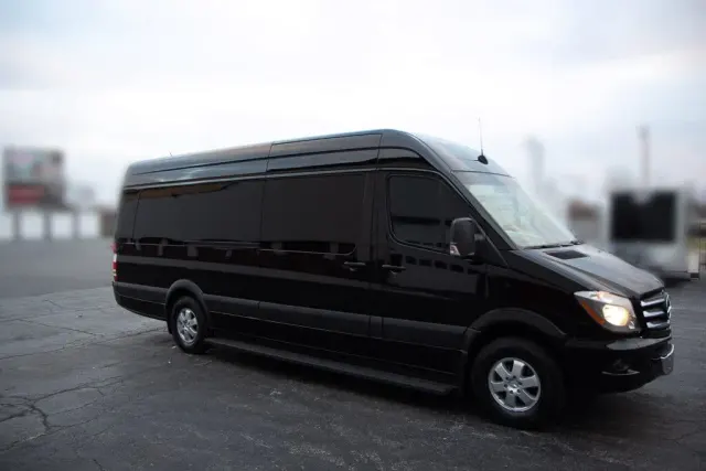 Lux Dryve Executive Car Service: photo 3