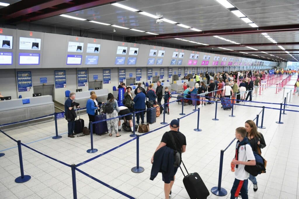 Why Flights Are Delayed: The Real Reasons Behind Airline Delays in 2025 9 Airline Scheduling and Overcrowded Airports