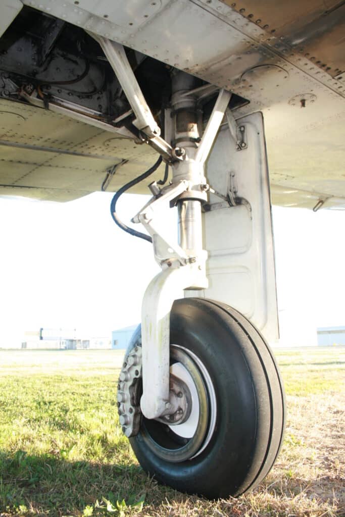 oleo-pneumatic shock absorbers airplane