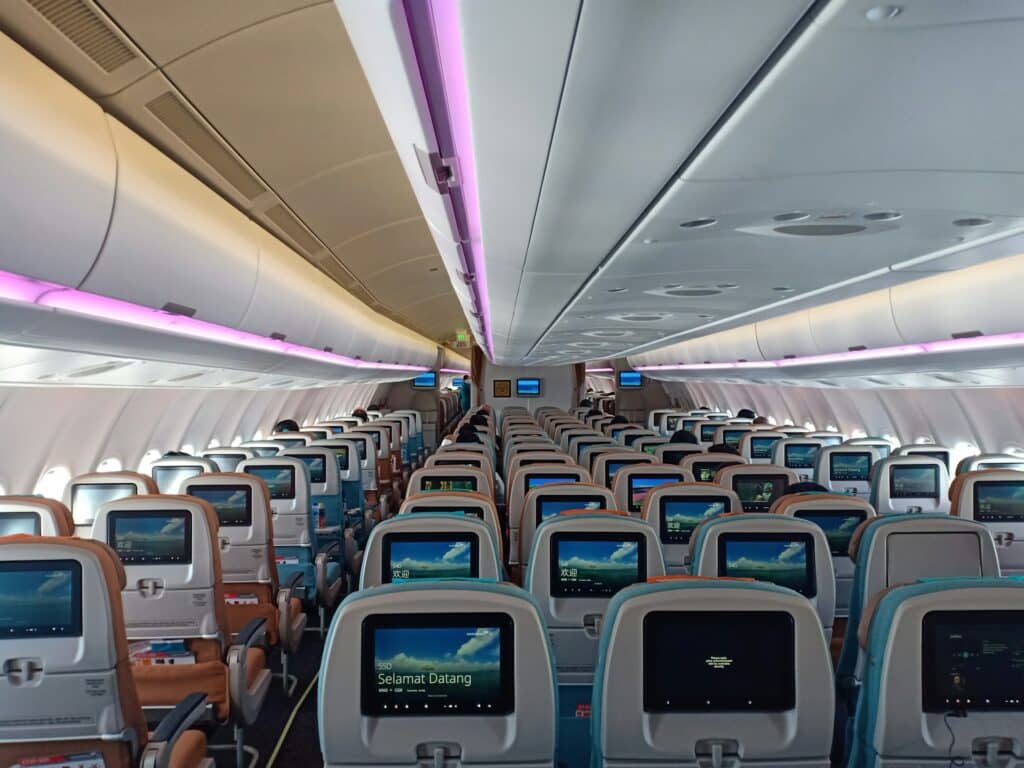 Widebody aircraft with two aisles board