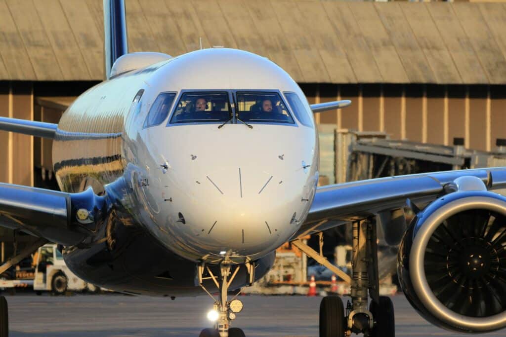 commercial pilots operating aircraft systems