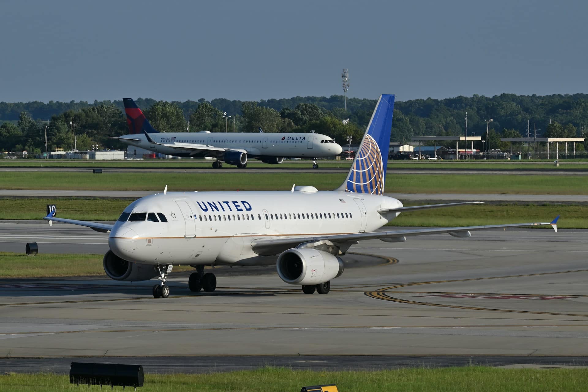United Airlines CEO Reportedly Proposed American Airlines Merger, Raising Competition Concerns