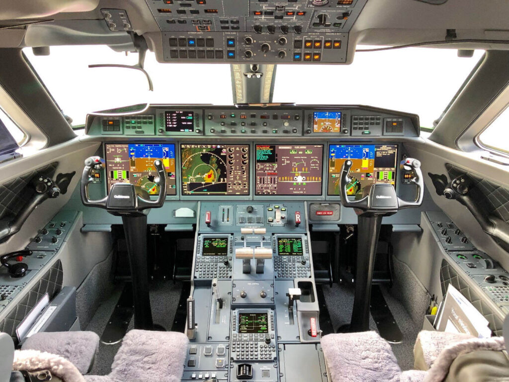 Gulfstream G650ER Explained: Why the Ultra-Rich Still Love This Private Jet 4 Gulfstream G650ER flight deck and avionics