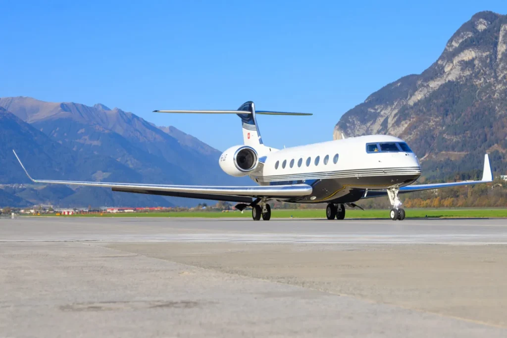 Gulfstream G650ER Explained: Why the Ultra-Rich Still Love This Private Jet 1 Gulfstream G650ER ultra-luxury private jet in flight
