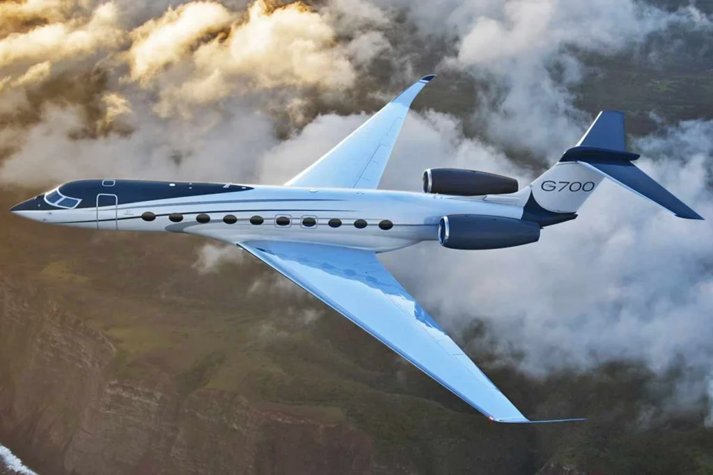 Falcon 10X vs Gulfstream G700: Which Ultra-Luxury Jet Is Better? 7 Gulfstream G700 business jet departure